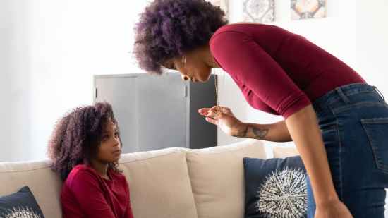 Madre hablando con su hija
