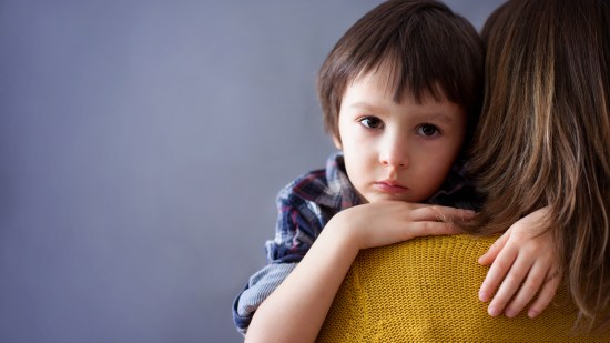 Niño en brazos de su madre