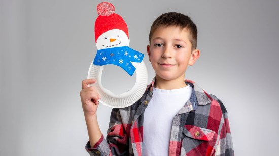 Niño con su muñeco de nieve