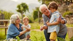 Los abuelos no podrán cuidar de los nietos en el futuro, según un estudio reciente