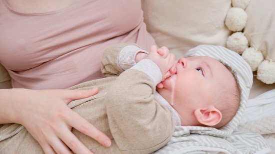 Bebé durmiendo con su madre