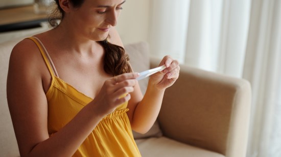 mujer test de embarazo