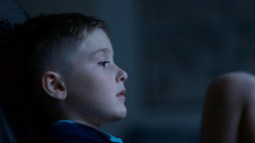 Niño solo casa