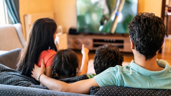 Padres viendo una película con sus hijos