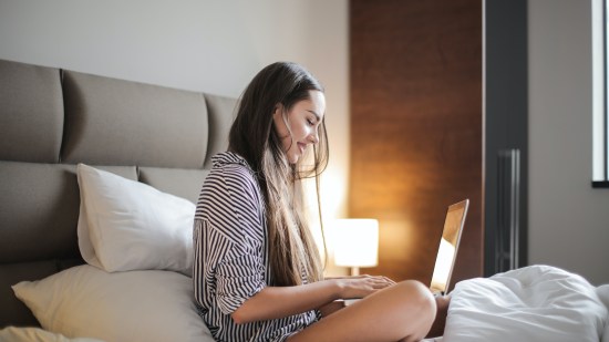 Mujer haciendo shopping online