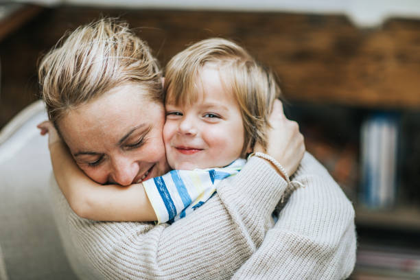 Debes abrazar (y mucho) a tus hijos: estos son los motivos