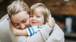 Debes abrazar (y mucho) a tus hijos: estos son los motivos
