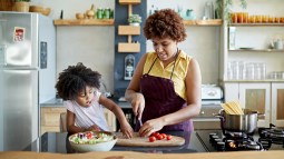 Madre e hija cocinando