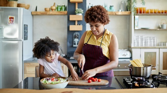 Madre e hija cocinando