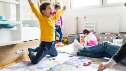 Familia jugando a juegos de mesa en casa