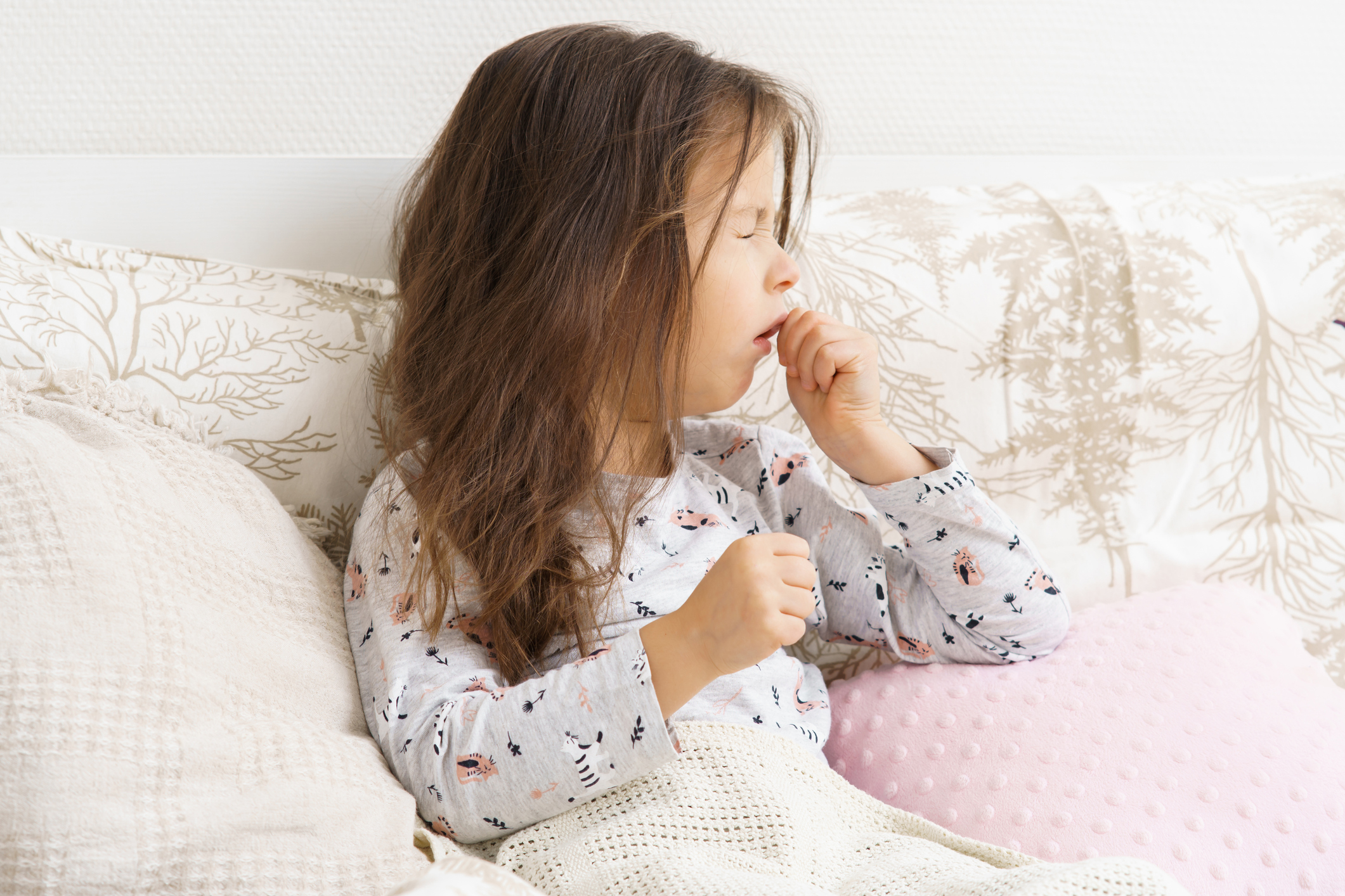 Niña tosiendo