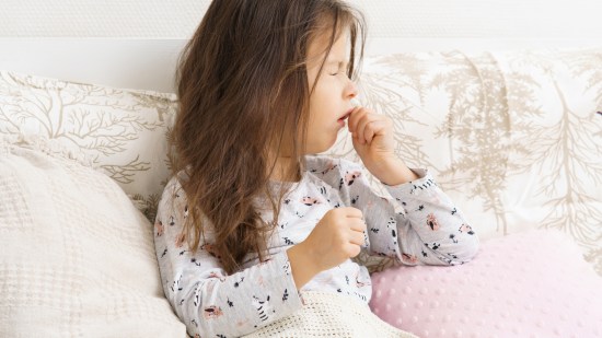 Niña tosiendo