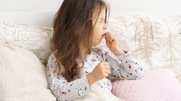Niña tosiendo