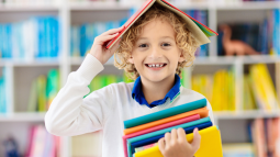 Niño TEA con libros