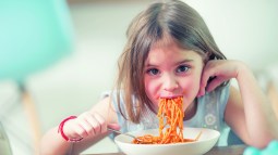 Aumentar la autonomía de nuestros hijos en la mesa