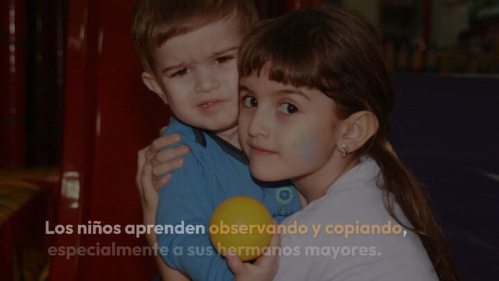 Que un niño imite constante a su hermano mayor es normal por estos motivos