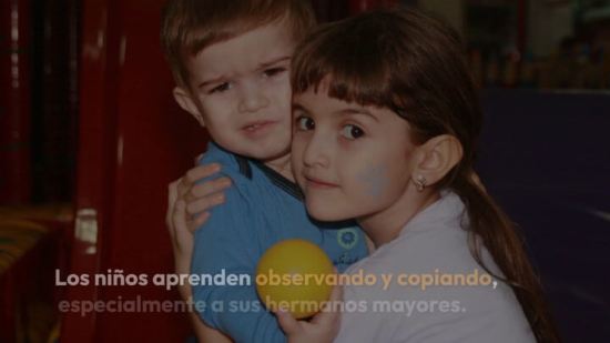 Que un niño imite constante a su hermano mayor es normal por estos motivos