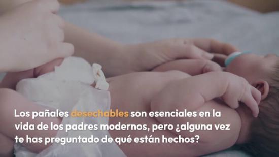 ¿Cómo se llama la sustancia que absorbe los líquidos en un pañal?