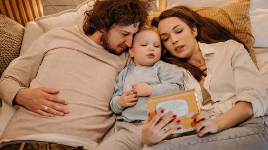 Padres leen con su hijo