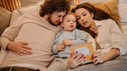 Padres leen con su hijo