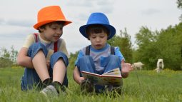 Niños leyendo en la naturaleza