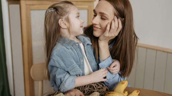 Madre e hija mirándose y sonriendo