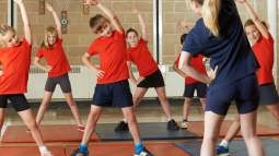 El ejercicio físico en los niños, como el yoga, es fundamental.