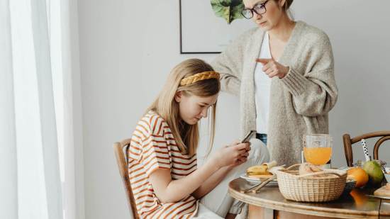 Madre llamando la atención de su hija adolescente