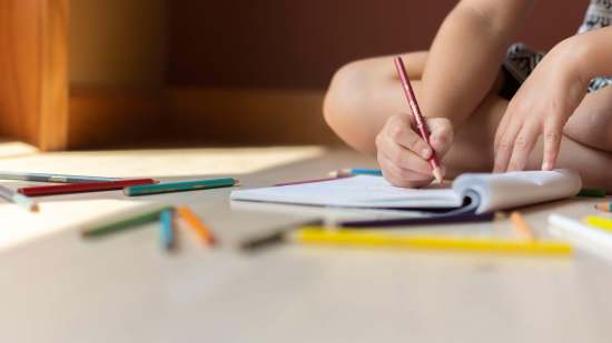 Niña pintando