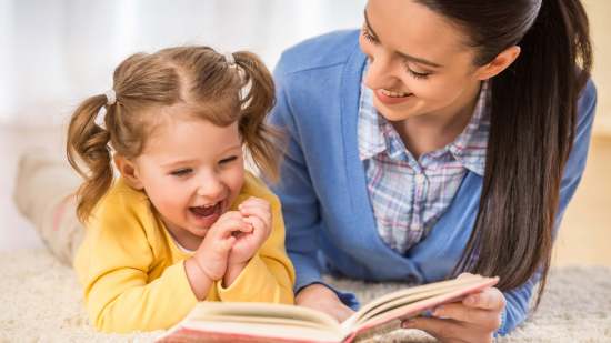 Niña aprendiendo a leer.