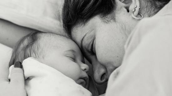 Madre abrazando a su bebé recién nacido