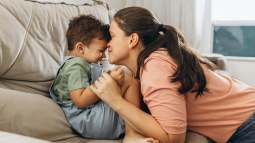 Madre acariciando a su hijo