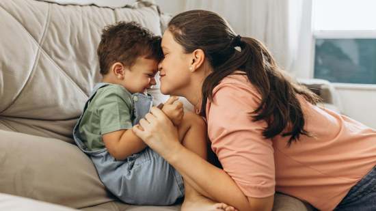 Madre acariciando a su hijo