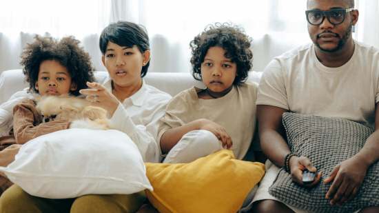 Familia viendo la tele