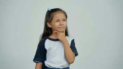 Niña pensando