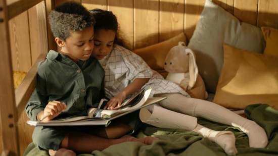 Niños leyendo un cuento