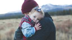 Bebé y mamá, en el campo