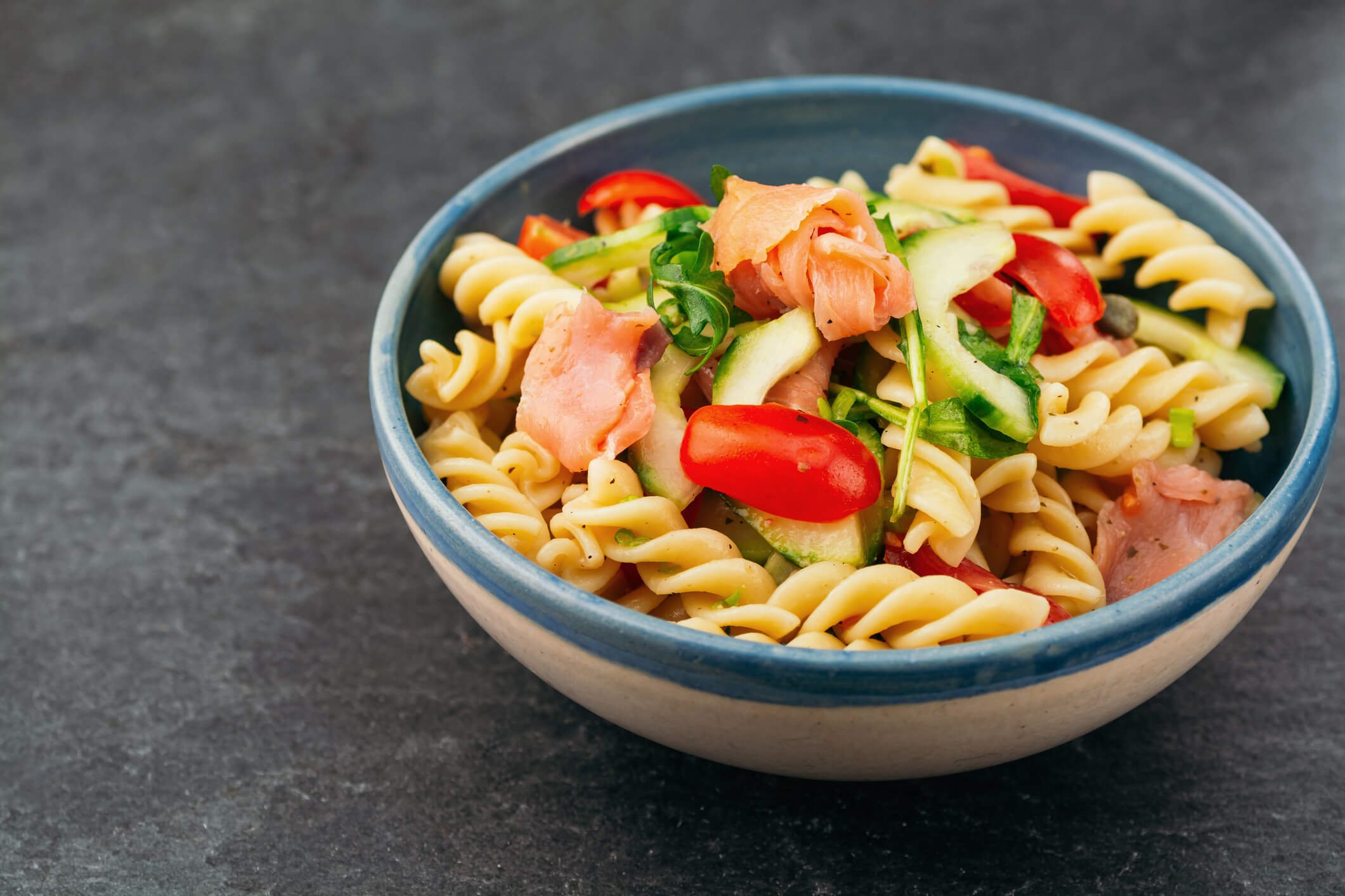 Ensalada de pasta con salmón ahumado