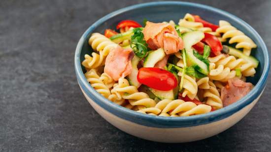 Ensalada de pasta con salmón ahumado