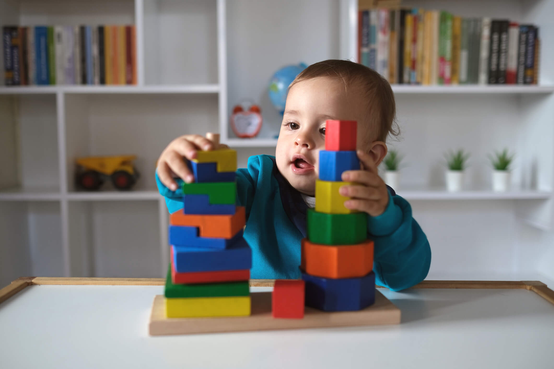 Bebé jugando con cubos