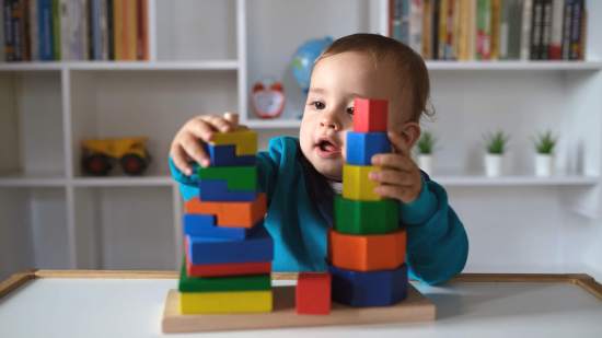 Bebé jugando con cubos