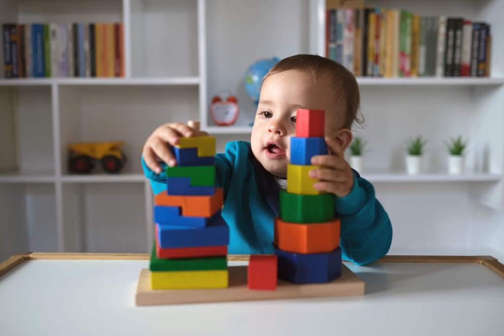 Bebé jugando con cubos