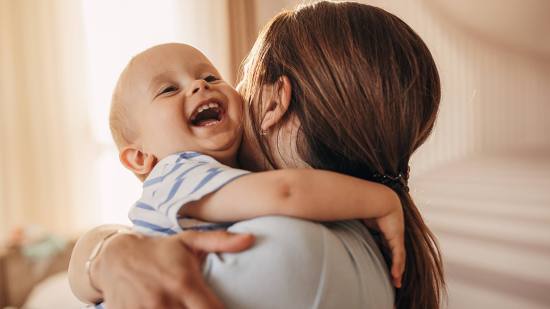 Bebé abrazando a su madre