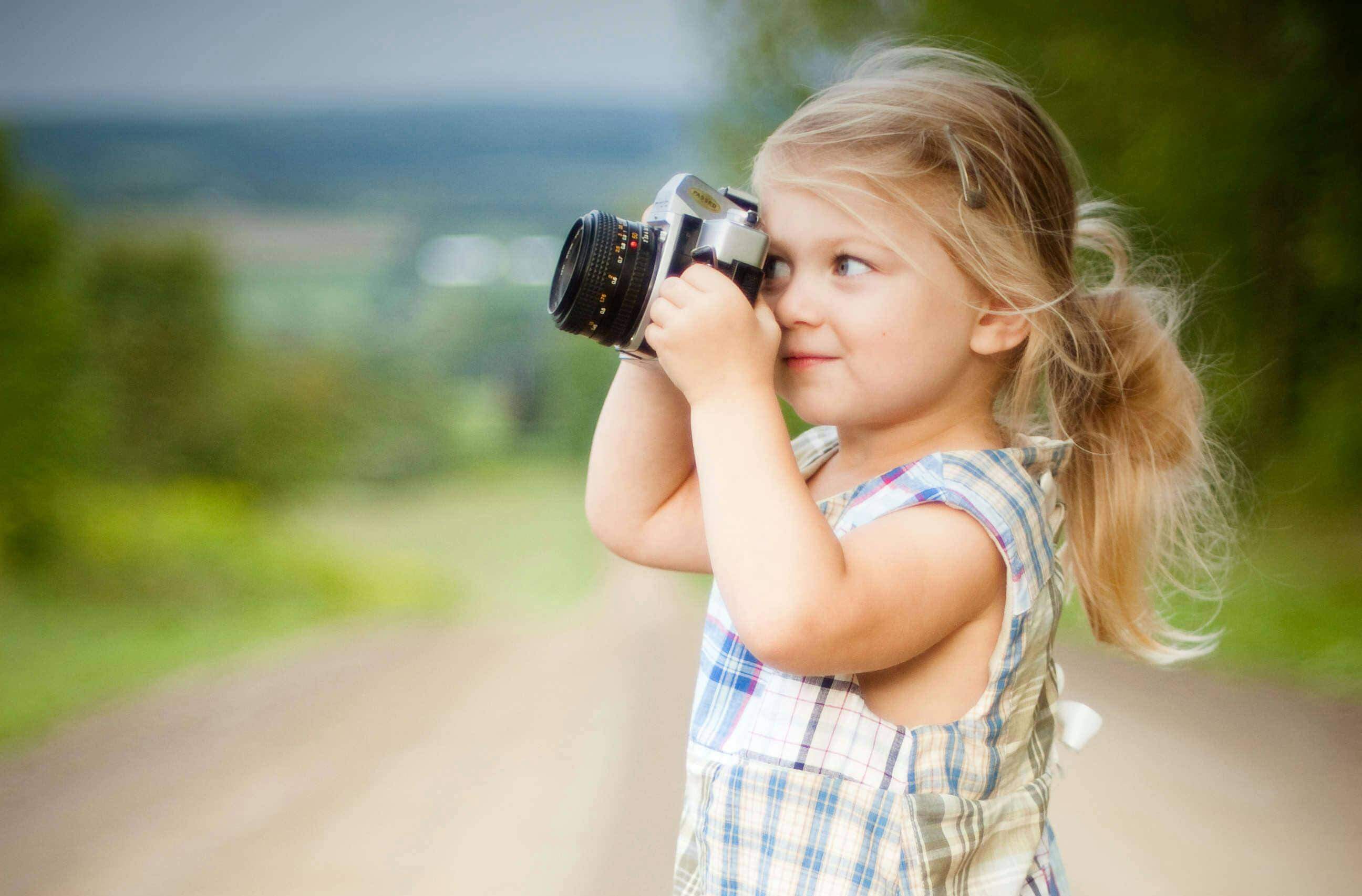 Niña feliz con su cámara de fotos