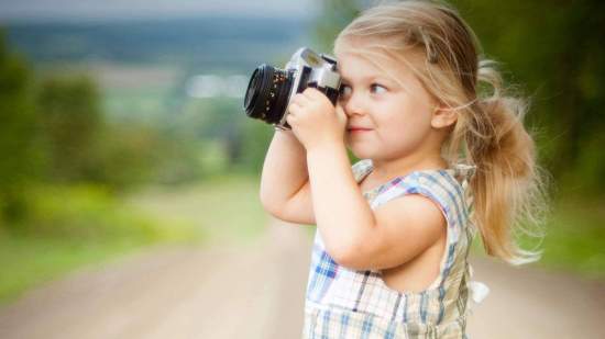 Niña feliz con su cámara de fotos