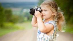 Niña feliz con su cámara de fotos