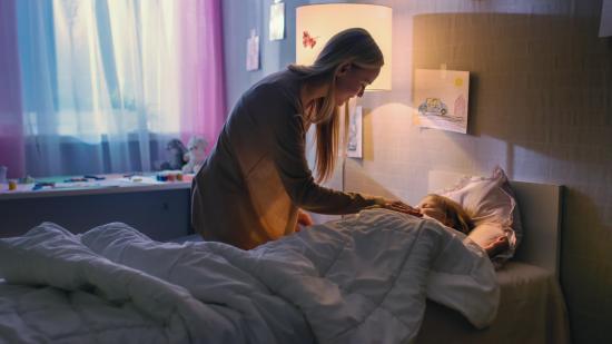 Madre deseando las buenas noches a su hijo
