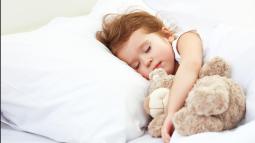 Niña durmiendo plácidamente - Fuente: iStock