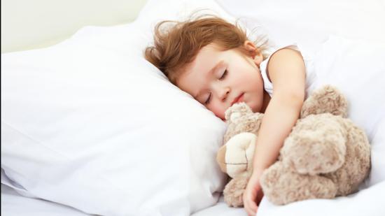 Niña durmiendo plácidamente - Fuente: iStock