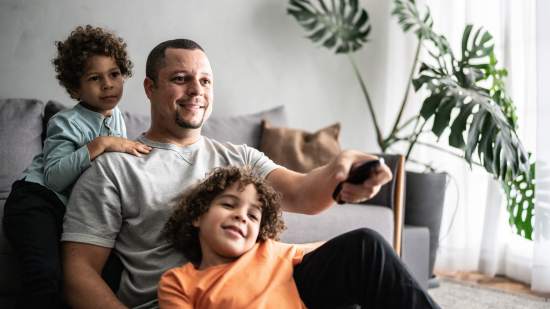 Padre e hijos viendo una película